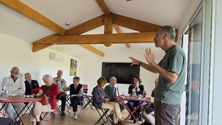 Une image contenant habits, personne, mur, personnes

Le contenu généré par l’IA peut être incorrect.