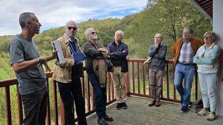 Une image contenant habits, personne, plein air, homme

Le contenu généré par l’IA peut être incorrect.