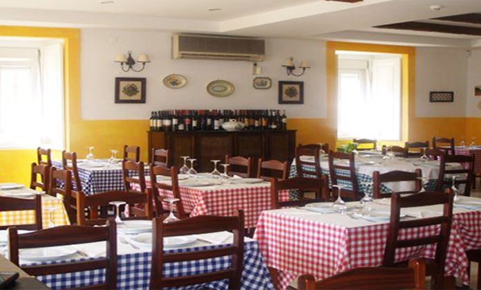A restaurant with tables and chairs

AI-generated content may be incorrect.