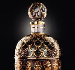 Une image contenant parfum, laiton, bouteille, or

Description générée automatiquement