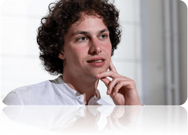 Une image contenant Visage humain, personne, habits, Menton
Le contenu généré par l’IA peut être incorrect.