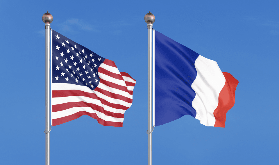 Une image contenant drapeau, Drapeau des États-Unis, ciel, Jour du drapeau (USA)

Description générée automatiquement