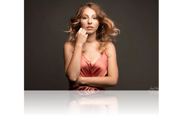 Une image contenant personne, Visage humain, dame, habits
Le contenu généré par l’IA peut être incorrect.