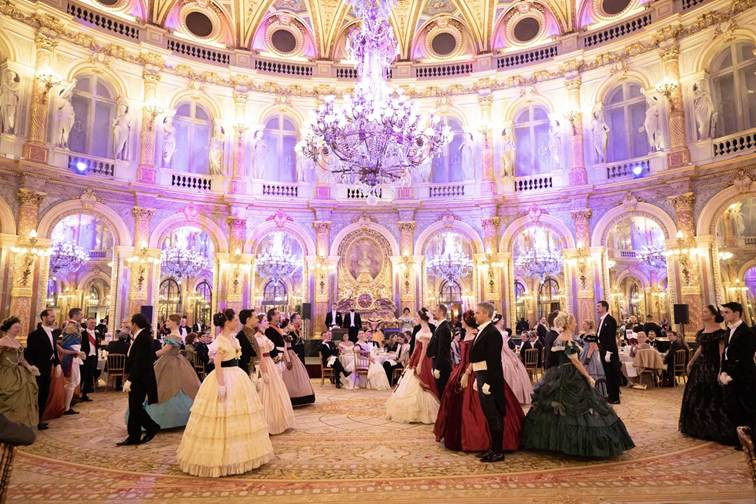 Une image contenant femme, robe de mariée, personne, habits

Le contenu généré par l’IA peut être incorrect.